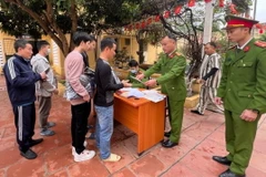 Các phạm nhân nhận quyết định giảm thời hạn chấp hành án phạt tù nhân dịp Tết Nguyên đán Giáp Thìn 2024. (Ảnh: TTXVN phát)