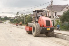 Thi công một tuyến đường ở thành phố Đông Hà, tỉnh Quảng Trị. (Ảnh: Nguyên Lý/TTXVN)
