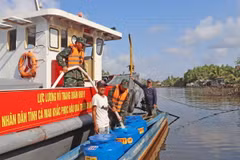 Người dân ở xã Biển Bạch, huyện Thới Bình, vui mừng vì được cung cấp nước ngọt sinh hoạt. (Ảnh: Huỳnh Anh/TTXVN)