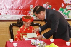 Chủ tịch UBND tỉnh Lạng Sơn Hồ Tiến Thiệu trao Thiếp mừng thọ 100 tuổi, quà của Chủ tịch nước và quà của Chủ tịch UBND tỉnh cho cụ Toàn Thị Tựu, thôn Hoàng Thượng, xã Hoàng Đồng, thành phố Lạng Sơn ngày 14/3/2023. (Ảnh minh họa: Anh Tuấn/TTXVN)