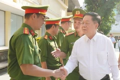 Trưởng Ban Tuyên giáo Trung ương Nguyễn Trọng Nghĩa với cán bộ chỉ huy Phòng Cảnh sát Hình sự, Công an Thành phố Hồ Chí Minh. (Ảnh: Thành Chung/TTXVN)