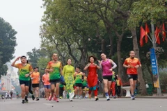 Cùng nhau chạy sáng ngày đầu tiên trong năm là sở thích của nhiều người dân ở Hà Nội. (Ảnh: Nhật Anh/TTXVN)