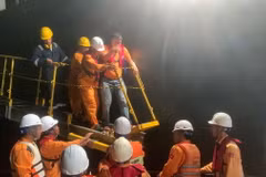 Tiếp nhận bệnh nhân từ tàu TYANA sang tàu SAR 272 để đưa vào bờ. (Ảnh: TTXVN phát)