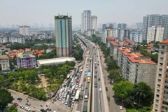 Đoàn xe nối đuôi nhau hướng ra cầu Thanh Trì và Pháp Vân trên đường vành đai 3 trên cao. (Ảnh: Tuấn Anh/TTXVN)