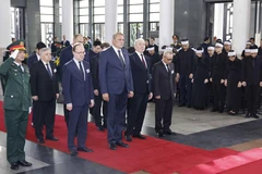 Đoàn đại biểu Liên bang Nga do Phó Chủ tịch Duma quốc gia Nga Pyotr Tolstoy dẫn đầu, viếng Tổng Bí thư Nguyễn Phú Trọng. (Ảnh: TTXVN)