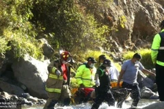 Lực lượng cứu hộ tại hiện trường vụ tai nạn. (Nguồn: Mạng xã hội X)