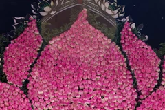 Hàng nghìn bông sen được ghép lại tạo thành bông sen khổng lồ. (Ảnh: Thanh Tùng/TTXVN)