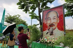 Bức tranh chân dung Bác Hồ được ghép từ 1.944 tấm ảnh hoa sen chụp từ các vùng miền là một trong những điểm nhấn của lễ hội. (Ảnh: Thanh Tùng/TTXVN)