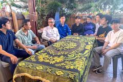 Đại sứ Việt Nam tại Israel Lý Đức Trung (thứ 3, trái sang) thăm hỏi các tu nghiệp sinh và lao động Việt Nam tại Israel. (Ảnh: Vũ Hội/TTXVN)