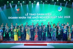 Trao danh hiệu Doanh nhân trẻ khởi nghiệp xuất sắc 2023. (Nguồn: TTXVN)