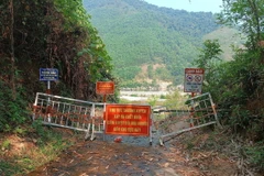 Lắp đặt hàng rào, biển cấm tại đường xuống suối Vũng Bọt, thượng nguồn sông Cu Đê, thuộc xã Hòa Bắc, huyện Hòa Vang, thành phố Đà Nẵng. (Ảnh: Quốc Dũng/TTXVN)