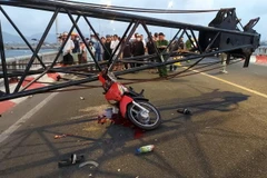 Cần cẩu bị gãy đổ trên cầu Cửa Lấp. (Ảnh: Đoàn Mạnh Dương/TTXVN)