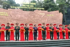 Cắt băng khánh thành bức phù điêu 'Bác Hồ nói chuyện với Đại đoàn quân Tiên Phong' tại Ngã 5 Đền Giếng. (Ảnh: Tạ Toàn/TTXVN)