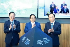 Thủ tướng Phạm Minh Chính và lãnh đạo Thành phố Hồ Chí Minh thực hiện nghi thức khánh thành Trung tâm Cách mạng Công nghiệp lần thứ 4 (C4IR). (Ảnh: Dương Giang/TTXVN)