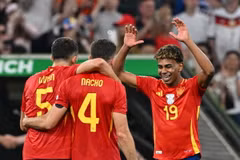 Cầu thủ Lamine Yamal (phải) ăn mừng cùng đồng đội sau khi ghi bàn thắng cân bằng tỷ số 1-1 trong trận gặp đội tuyển Pháp. (Ảnh: THX/TTXVN)