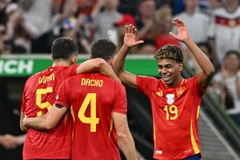 Cầu thủ Lamine Yamal (phải) ăn mừng cùng đồng đội sau khi ghi bàn thắng cân bằng tỷ số 1-1 trong trận gặp đội tuyển Pháp. (Ảnh: THX/TTXVN)