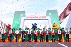 Chủ tịch Quốc hội Trần Thanh Mẫn và các đại biểu cắt băng thông xe cầu Bến Rừng. (Ảnh: Văn Điệp/TTXVN)