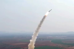 Triều Tiên thử nghiệm 'đầu đạn siêu lớn' được thiết kế cho tên lửa hành trình chiến lược Hwasal-1 Ra-3 và phóng thử tên lửa phòng không thế hệ mới Pyoljji-1-2 tại Biển Hoàng Hải. (Ảnh: KCNA/TTXVN)