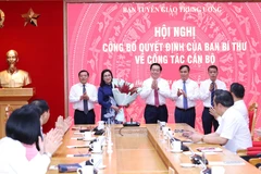 Các lãnh đạo Ban Tuyên giáo Trung ương chúc mừng bà Đinh Thị Mai. (Ảnh: Phương Hoa/TTXVN)