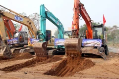 Thi công dự án mở rộng Quốc lộ 50. (Nguồn: TTXVN)