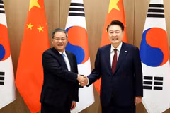 Tổng thống Hàn Quốc Yoon Suk Yeol gặp Thủ tướng Trung Quốc Lý Cường. (Nguồn: Joint Press Corps)