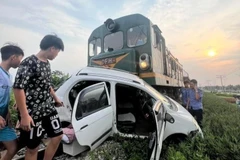 Hiện trường vụ va chạm giữa ôtô con và tàu hỏa ở Vĩnh Yên. (Ảnh: TTXVN phát)