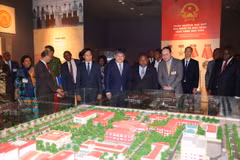 Tổng thống Mozambique Filipe Jacinto Nyusi thăm phòng truyền thống của Học viện Chính trị Quốc gia Hồ Chí Minh. (Ảnh: Thanh Tùng/TTXVN)