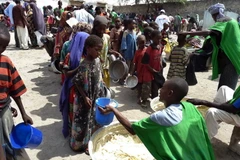 Trẻ em nhận lương thực cứu trợ tại Mogadishu, Somalia. (Ảnh: AFP/TTXVN)