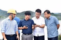 Phó Thủ tướng Lê Thành Long kiểm tra tình hình hồ thủy điện Thác Bà. (Ảnh: TTXVN phát)