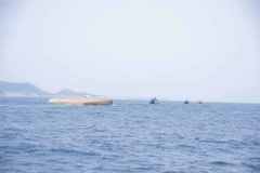 Hiện trường vụ chìm sà lan cách đảo Lý Sơn 4 hải lý. (Ảnh: TTXVN phát)