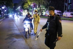 Tổ công tác 141 dừng xe, kiểm tra, xử lý 1 trường hợp vi phạm an toàn giao thông. (Ảnh minh họa: Phạm Kiên/TTXVN)