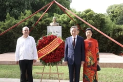 Tổng Bí thư, Chủ tịch nước Tô Lâm và phu nhân cùng Ủy viên Trung ương Đảng, Trưởng Ban Đối ngoại Trung ương Đảng Cộng sản Cuba Emilio Lozada García tại Tượng đài Chủ tịch Hồ Chí Minh ở Thủ đô La Habana. (Ảnh: Lâm Khánh/TTXVN)