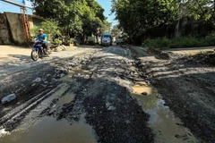 Xe trọng tải lớn chở đất đá là nguyên nhân gây hư hỏng đường giao thông liên xóm từ xóm Nước Vải đi xóm Rụt, xã Tân Vinh, huyện Lương Sơn, Hòa Bình. (Ảnh: Trọng Đạt/TTXVN)