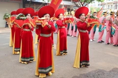 Dâng lễ vật lên các Vua Hùng. (Ảnh: Hoài Thu/TTXVN)