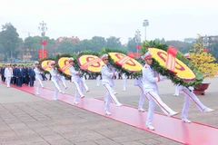 Các lãnh đạo, nguyên lãnh đạo Đảng, Nhà nước đến đặt vòng hoa và vào Lăng viếng Chủ tịch Hồ Chí Minh. (Ảnh: An Đăng/TTXVN)