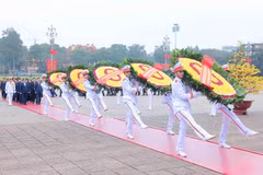 Các lãnh đạo, nguyên lãnh đạo Đảng, Nhà nước đến đặt vòng hoa và vào Lăng viếng Chủ tịch Hồ Chí Minh. (Ảnh: An Đăng/TTXVN)
