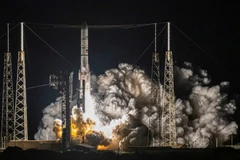 Tên lửa Vulcan Centau mang theo tàu đổ bộ Peregrine rời bệ phóng tại Trạm Vũ trụ ở mũi Canaveral, bang Florida, Mỹ ngày 8/1/2024. (Ảnh: AFP/TTXVN)