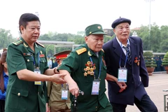 Các cựu chiến binh, cựu thanh niên xung phong tham gia chiến dịch Điện Biên Phủ vào Lăng viếng Chủ tịch Hồ Chí Minh. (Ảnh: Phạm Kiên/TTXVN)