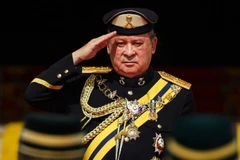 Tân Quốc vương Malaysia Sultan Ibrahim Iskandar duyệt đội danh dự trong Lễ đăng quang tại Kuala Lumpur ngày 31/1. (Ảnh: AFP/TTXVN)