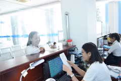 Thực hiện giao dịch tại Cục Thuế Tây Ninh. (Ảnh: Minh Phú/TTXVN)