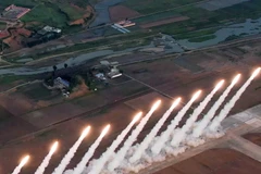 Cuộc tập trận sử dụng bệ phóng tên lửa đa nòng siêu lớn của quân đội Triều Tiên ngày 30/5. (Ảnh: Yonhap/TTXVN)