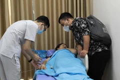 Công nhân Công ty Trách nhiệm hữu hạn Shinwon được chăm sóc tại Bệnh viện Hữu nghị Lạc Việt. (Ảnh: Hoàng Hùng/TTXVN)