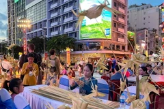 Đa dạng các khu vực làm đồ chơi dân gian. (Ảnh: Thu Hương/TTXVN)