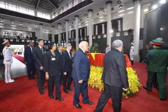 Đoàn Cộng hòa Cuba do đồng chí Esteban Lazo Hernández, Ủy viên Bộ Chính trị, Chủ tịch Quốc hội Chính quyền nhân dân Cuba làm Trưởng đoàn, viếng Tổng Bí thư Nguyễn Phú Trọng. (Ảnh: TTXVN)