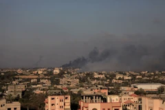 Khói bốc lên sau cuộc không kích của Israel xuống Dải Gaza ngày 20/2/2024. (Ảnh: THX/TTXVN)