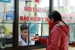 Người dân đăng ký khám, chữa bệnh bằng thẻ bảo hiểm y tế. (Ảnh: Việt Dũng/TTXVN)