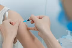 Nhân viên y tế tiêm vaccine phòng bệnh bạch hầu cho người dân tại Trung tâm tiêm chủng VNVC Hà Nội. (Ảnh: Minh Quyết/TTXVN)