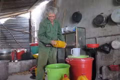 Ông Huỳnh Xuân Ba (thôn 2, xã Hòa Bình, thành phố Kon Tum) phải đi xin nước từ các hộ còn nước để tích lũy sử dụng. (Ảnh: Dư Toán/TTXVN)