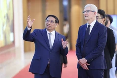 Thủ tướng Phạm Minh Chính và Giám đốc điều hành Tập đoàn Apple (Hoa Kỳ) Tim Cook tham quan Trụ sở Chính phủ. (Ảnh: Dương Giang/TTXVN)