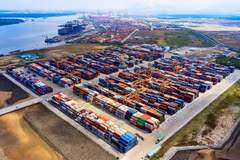 Các container hàng hóa tại cụm cảng Cái Mép. (Ảnh: Hồng Đạt/TTXVN)